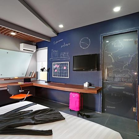 Berry Biz Hotel Sunset Road Seminyak  Bagian luar foto