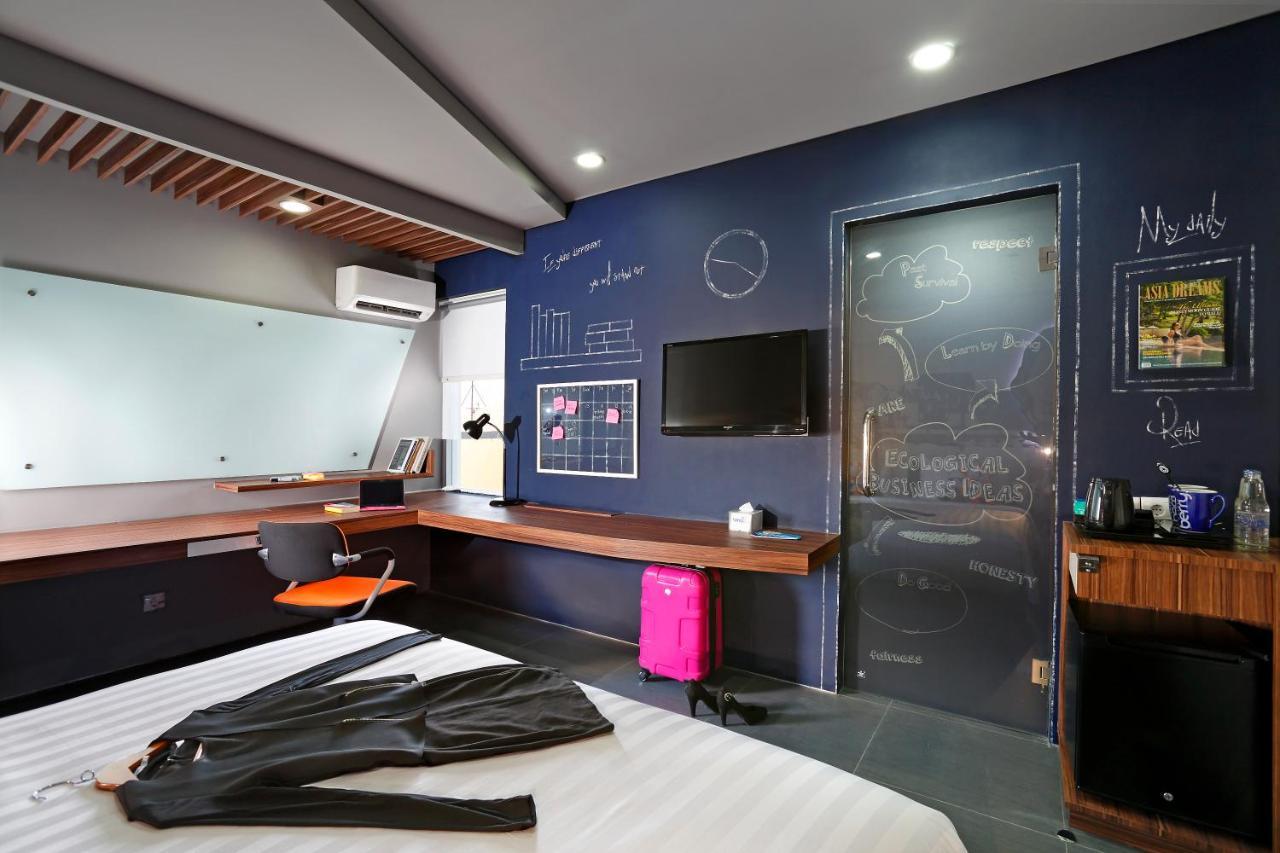 Berry Biz Hotel Sunset Road Seminyak  Bagian luar foto