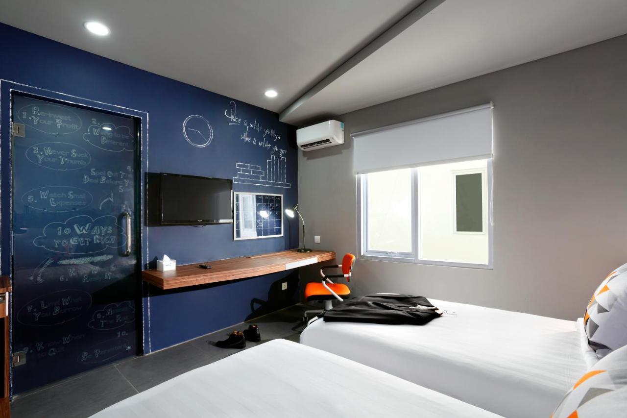 Berry Biz Hotel Sunset Road Seminyak  Bagian luar foto